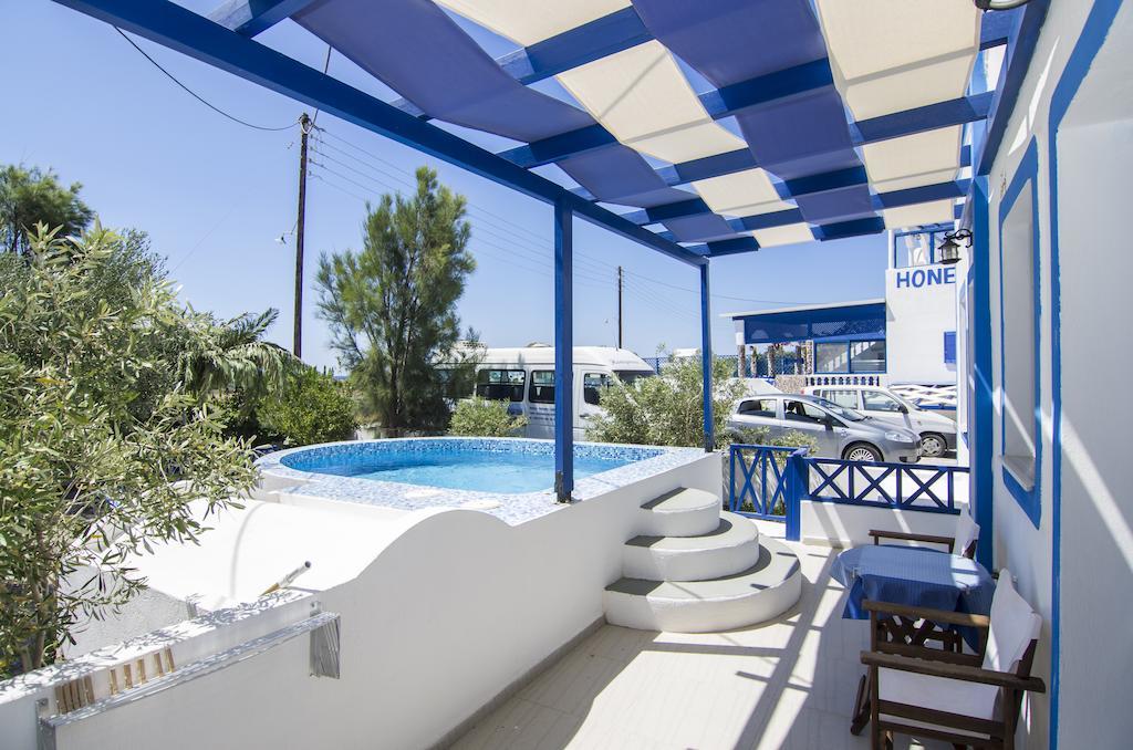 White & Blue Apartment Perivolos  Bilik gambar