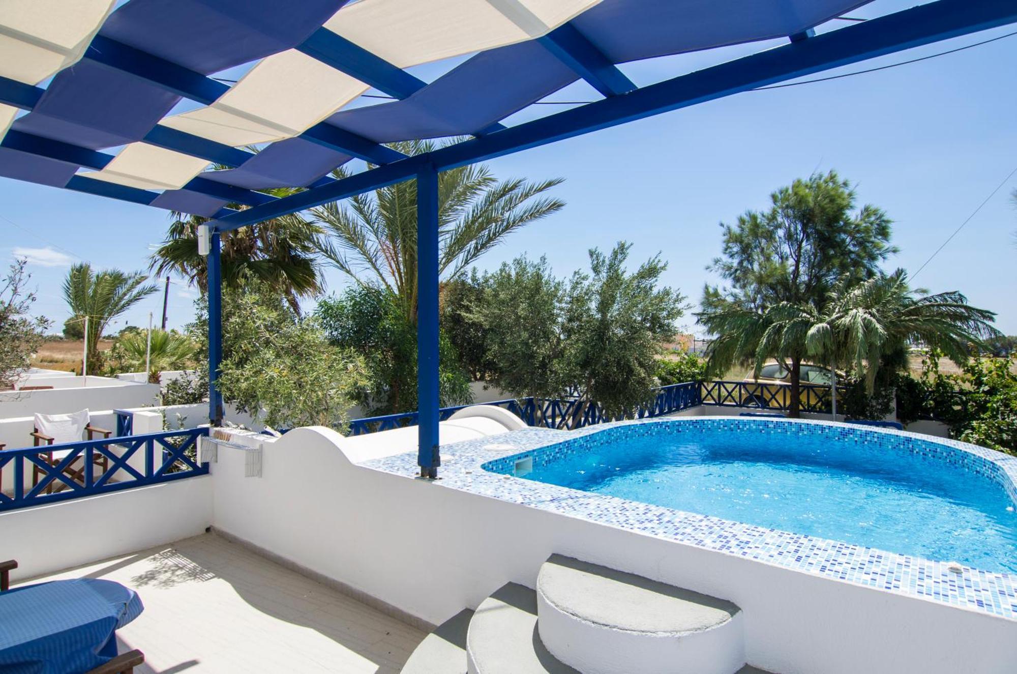 White & Blue Apartment Perivolos  Bilik gambar