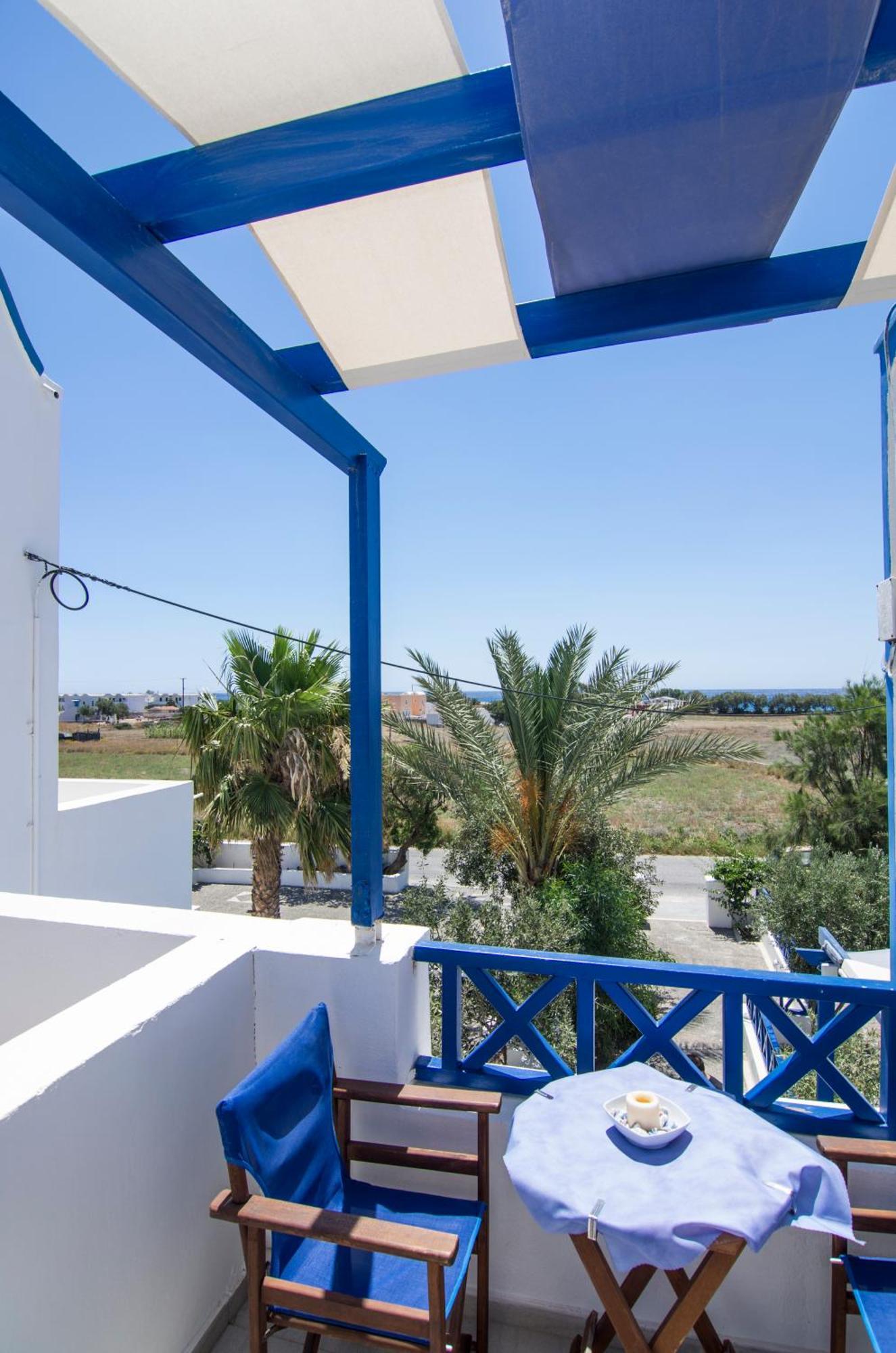 White & Blue Apartment Perivolos  Bilik gambar