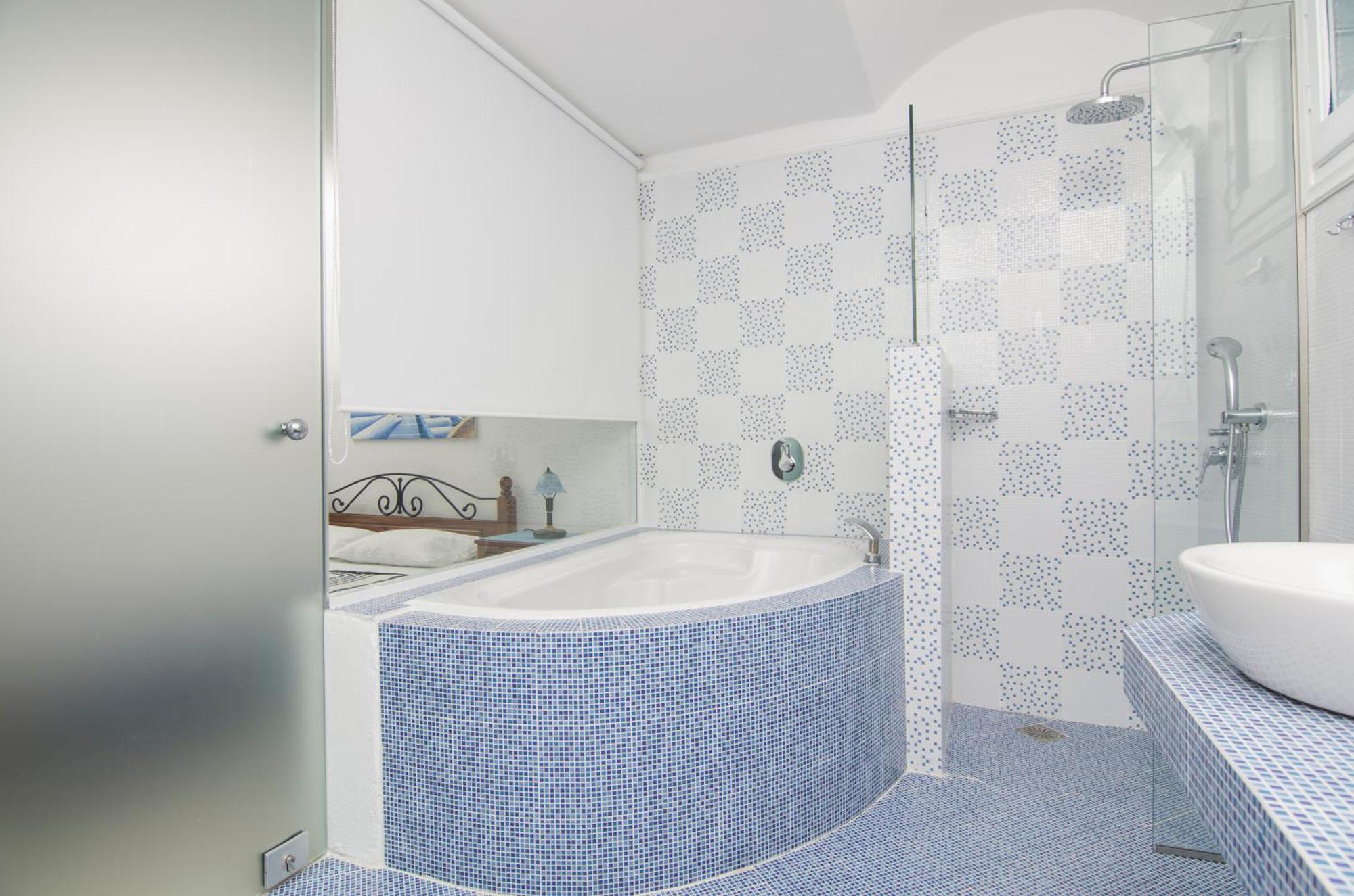 White & Blue Apartment Perivolos  Bilik gambar