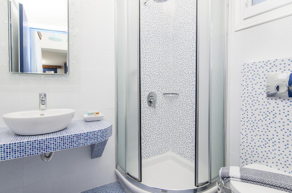 White & Blue Apartment Perivolos  Bilik gambar