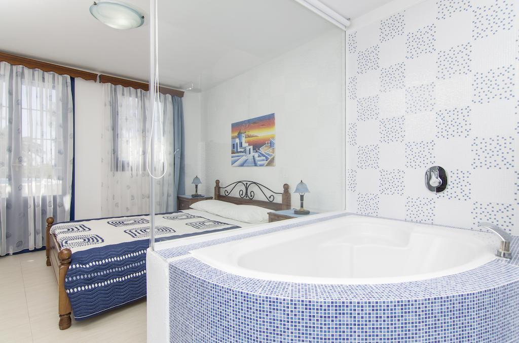 White & Blue Apartment Perivolos  Bilik gambar