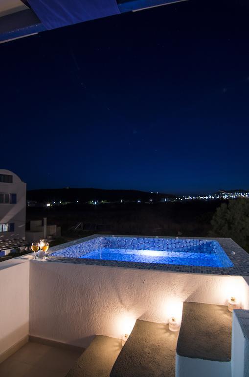 White & Blue Apartment Perivolos  Bilik gambar